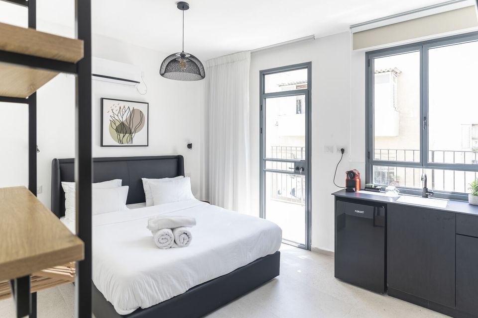 Deluxe Room with Balcony: bed and kitchenette