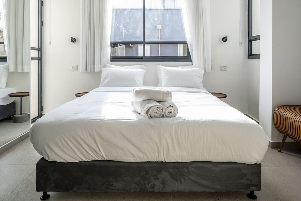 Deluxe Room with Balcony: bed