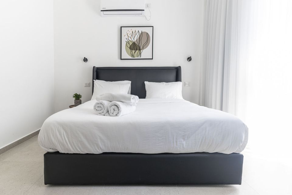 Deluxe Room with Balcony: bed