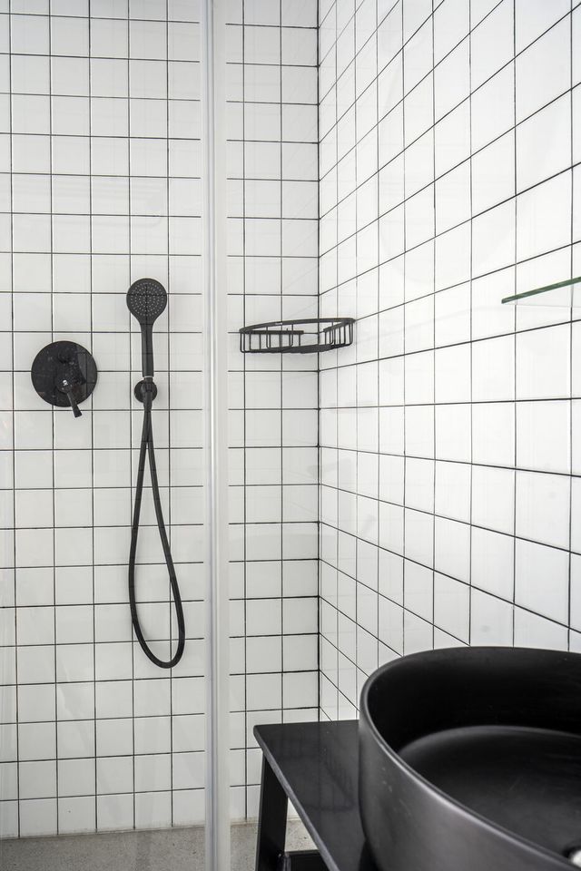 Deluxe Room with Balcony: shower