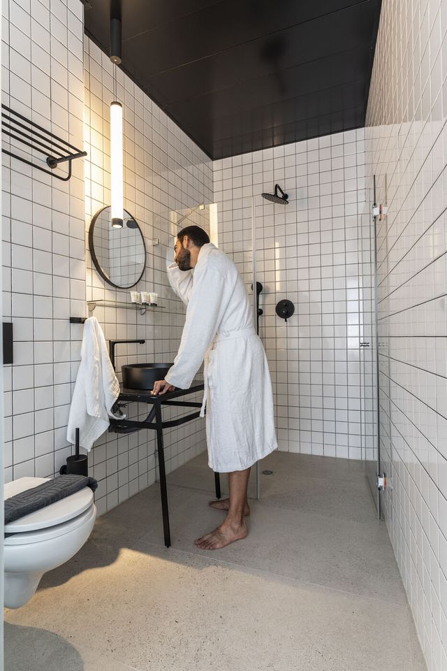 Suite with Balcony: bathroom