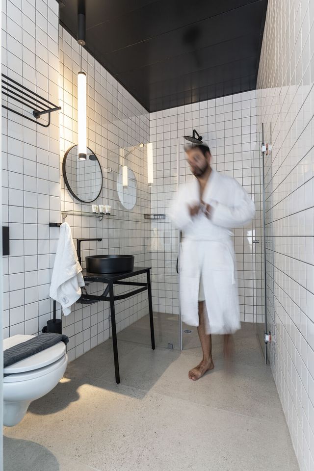 Suite with Balcony: bathroom