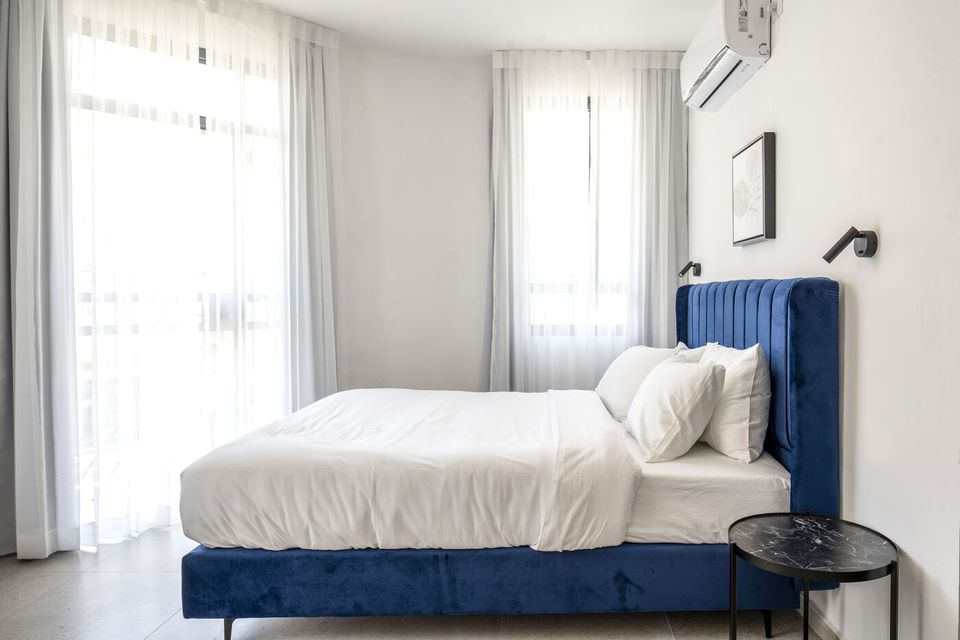 Suite with Balcony: bed