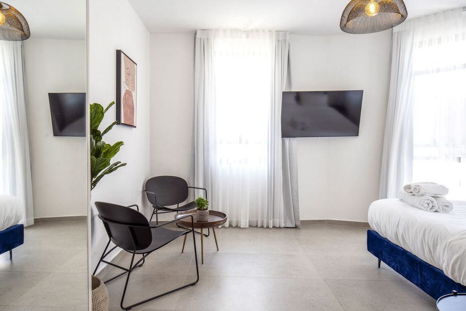 Suite with Balcony: seating area