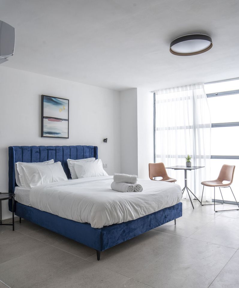 Suite with Balcony: bed